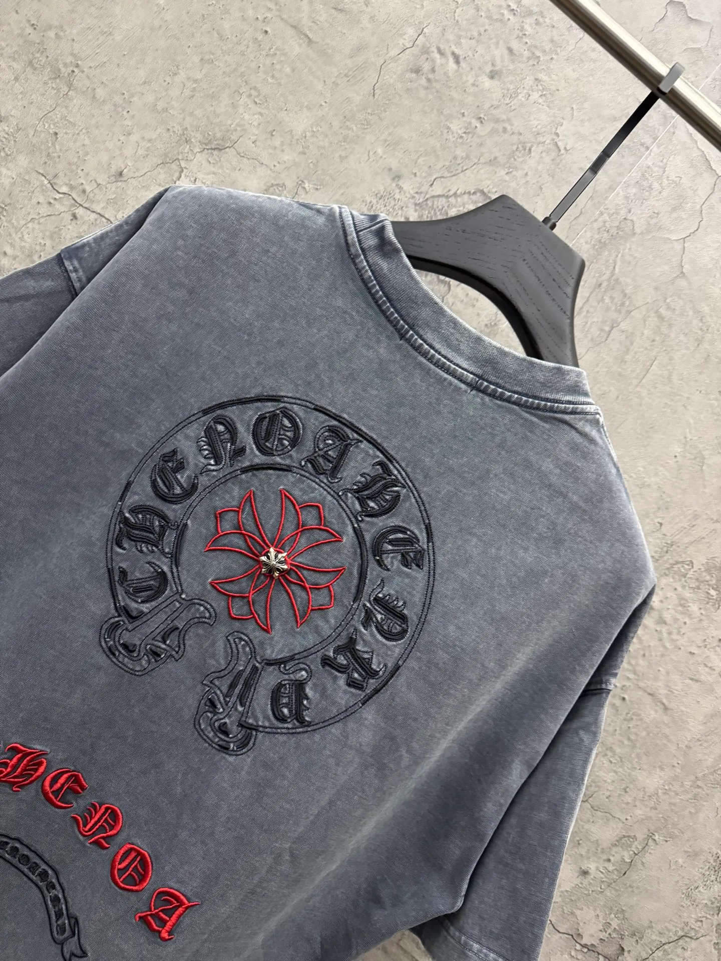 P230 top version, real shot without P, ​​different from market currency) 𝗖𝗵𝗿𝗼𝗺𝗲 𝗛𝗲𝗮𝗿𝘁𝘀/Cro Heart 2026 Spring New Original Single Counter American Washed 3D Three-dimensional Embroidered Couple Short Sleeves 👑The highest version! Customized fabric 320 grams, washed and fried. Best-selling model at the counter. Very comfortable to wear. Accessories: Original molded and authenticated collar label➕100% silk wash label. Genuine purchase-grade original hangtag➕matching hanging rope➕3D hanging beads➕original packaging bag. Craftsmanship: The original version has consistent wiring! The highest version of the armhole matching technique! Color: Gray Black Size: S M L XL Style No.: 6608